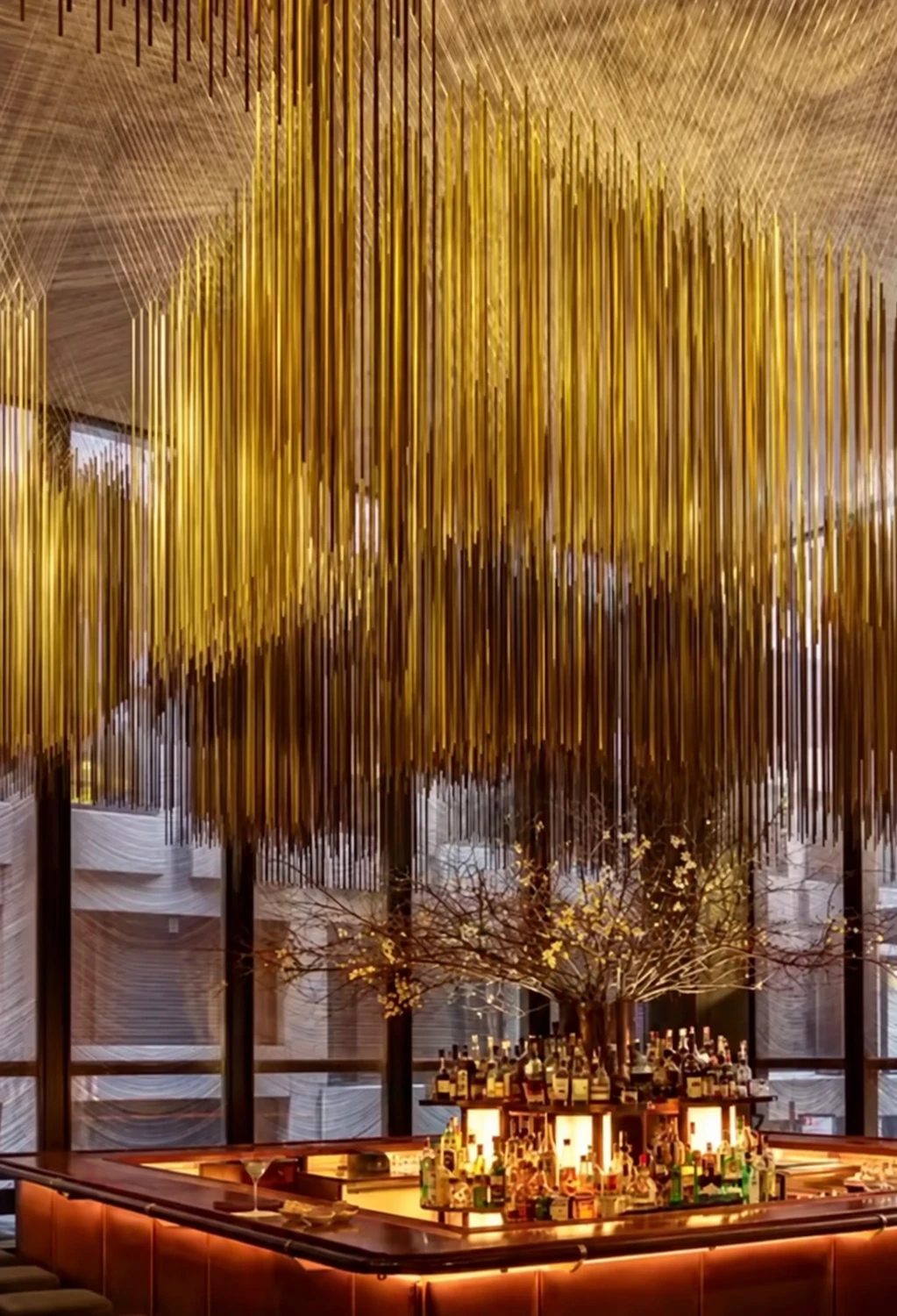 Warm light and sculptural details in a dining room